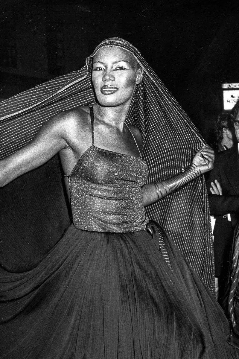 「唱反调」的 grace jones,为何成为影响时尚产业的灵感缪斯?