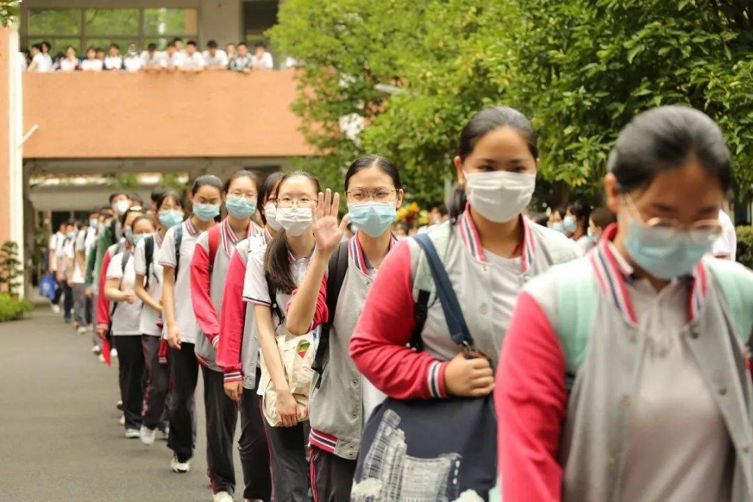 校园风成长列车将抵高考站吴淞中学学生们请收下这份到站祝福