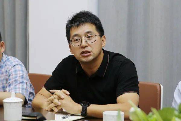 黄强华围绕语文素养培育,教师队伍建设,教师专业发展的重要性等几个