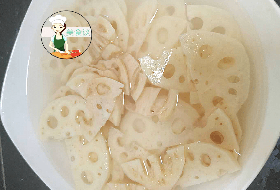 2,切好的藕片放入清水里浸泡,加入少许的白醋,这样可以防止藕片氧化变