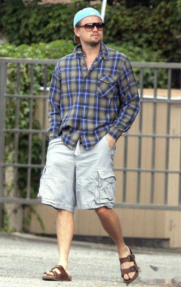 今天咱们就看看穿凉鞋/拖鞋上街的欧美男明星们,为小伙子老师应援鼓