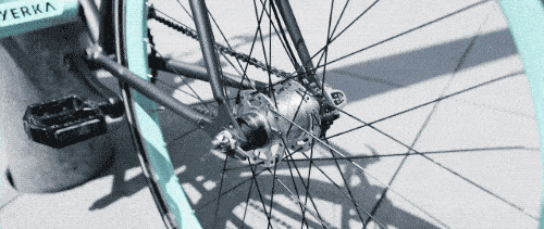 轮胎配有特殊的防盗螺母,同样只有用钥匙才能卸下.