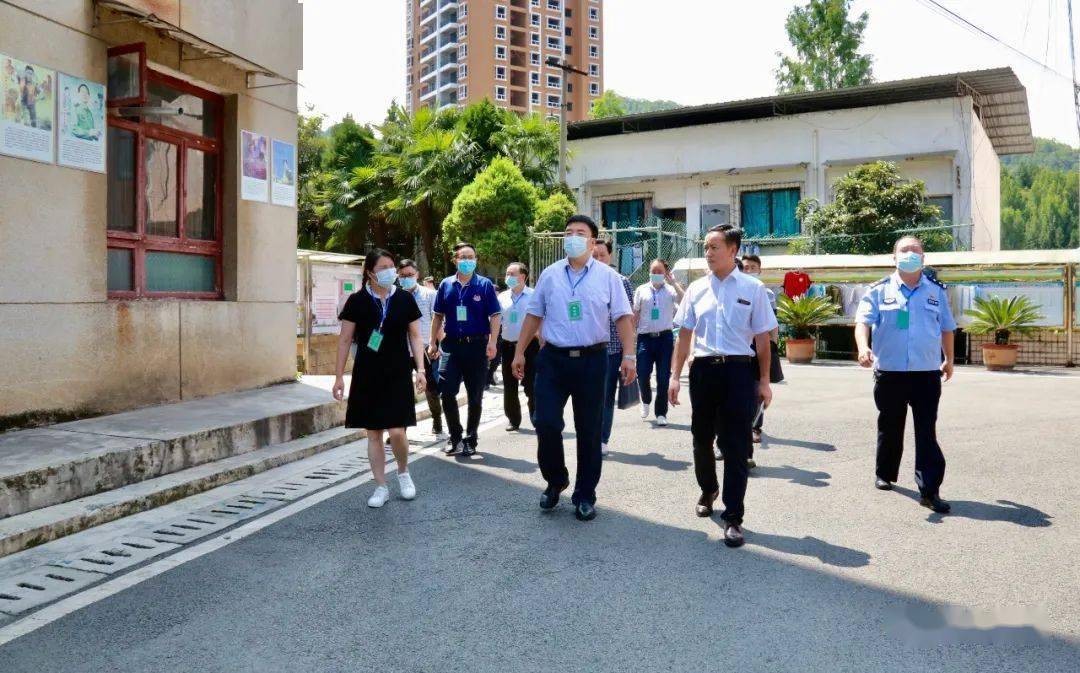 7月5日下午,区委副书记,区长胡敬斌到毕节二中,毕节四中,东辰实验学校