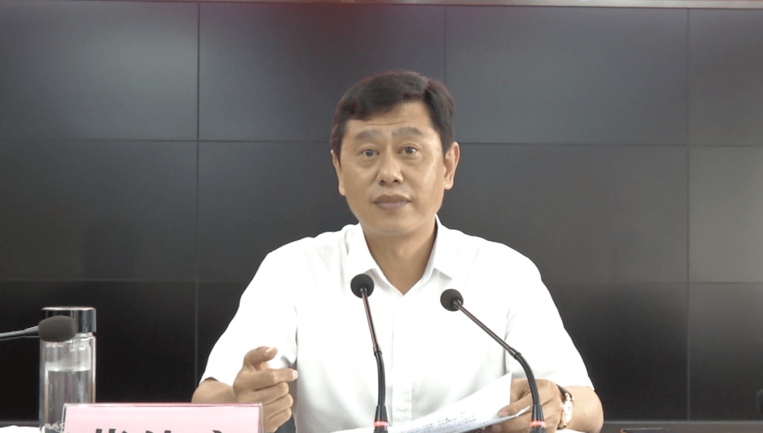 (来源:麻城发布) 7月4日,市长蔡绪安在主持召开全市防汛紧急会议时
