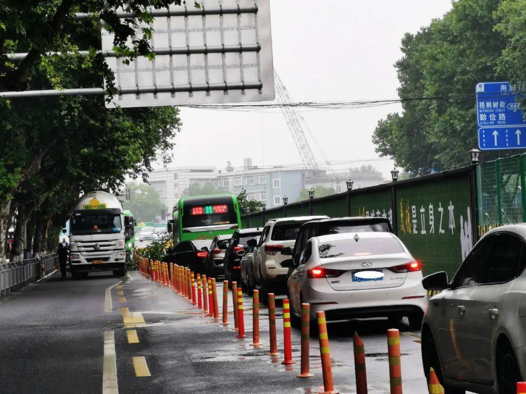 南湖保安執勤人員冒著雨,指揮來往車輛,一次次告知車主前方路況建議