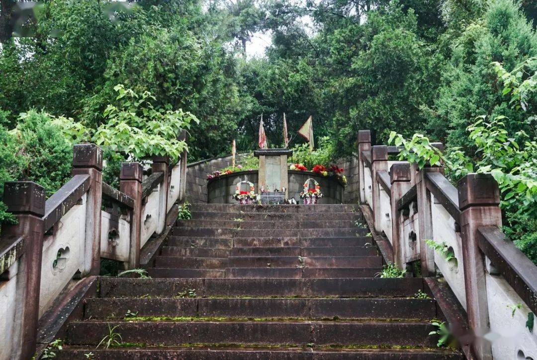 神道"为武宁辛氏立稼轩神道牌坊背后匾额为"一代词宗"辛弃疾墓区牌坊