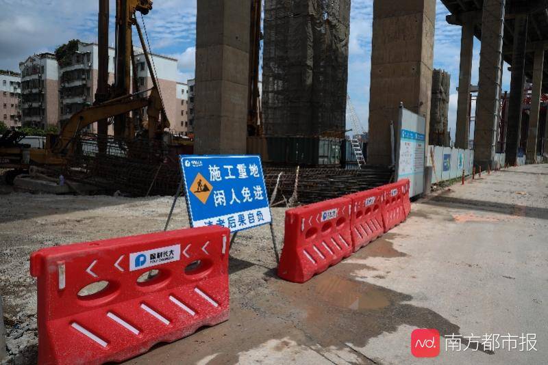 施工方重新设置施工专用通道,告示牌提醒"施工重地,闲人免进".