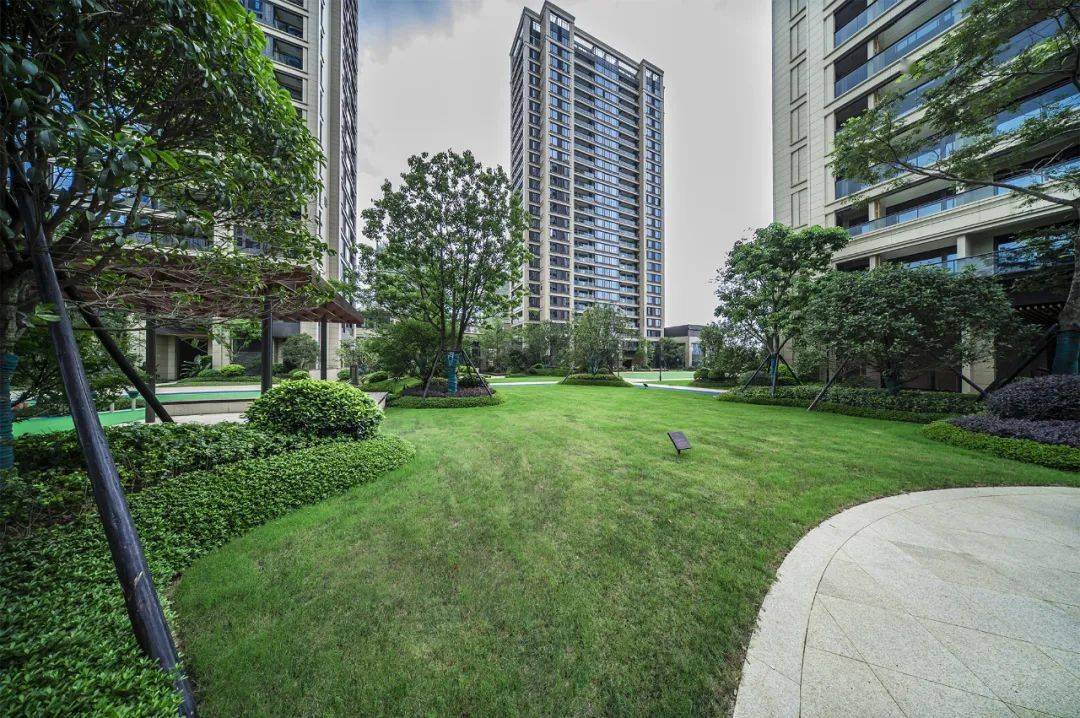 更用心的还有小区内的景观设计,每一幢楼层下景观都不相同,步道与景观