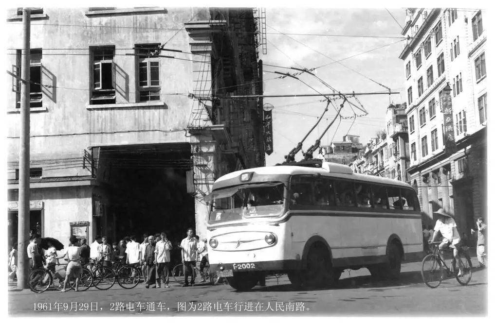 662型绞接通道电车(又名大通道)八十年代初,由广州市电车公司自行设计