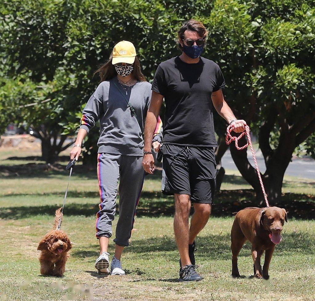 " 你再闹他在笑" 欧美明星情侣出街遛狗秀恩爱两不误