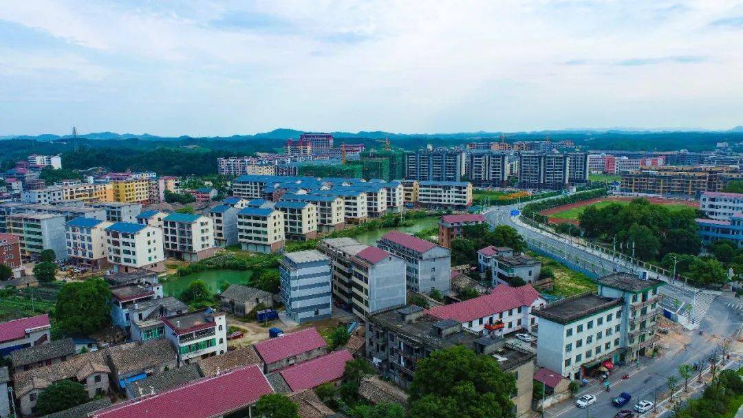 千年古镇巴邱沿江路堤美如画