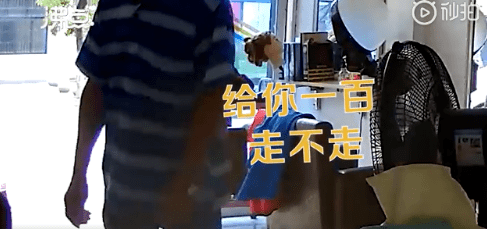 "在小花两次表示拒绝后,该男子拉住小花的双脚试图将她拖走,小花挣脱