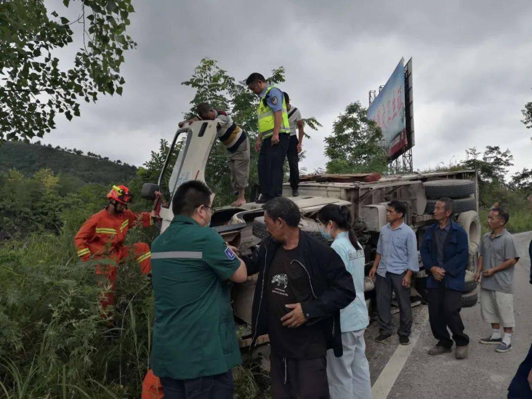 独山交警消防联合及时救援受困人员_交通事故