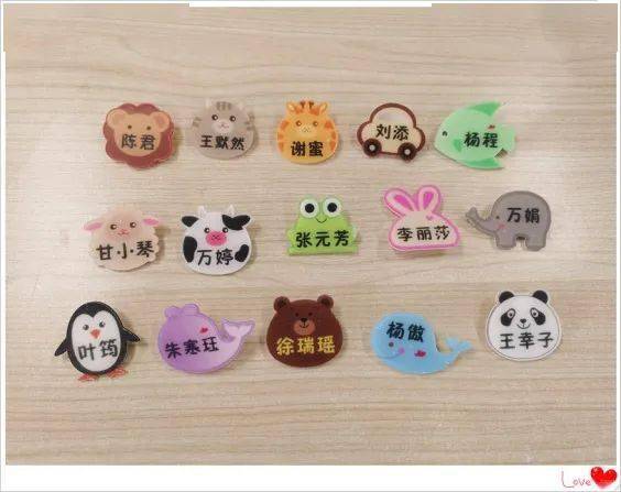 名字比医院工作牌上的大,图案又可爱,别在护士服口袋处一眼便能看到