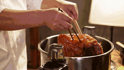 祖传的秘方汁醇味浓的肘子