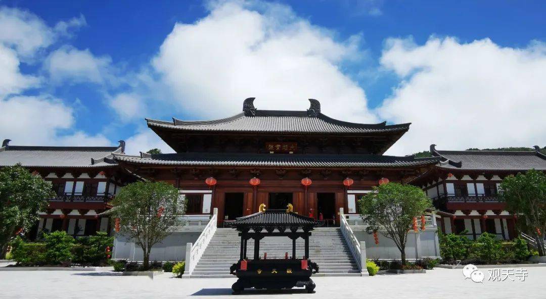 观天寺恢复开放首日举行庄严升国旗仪式