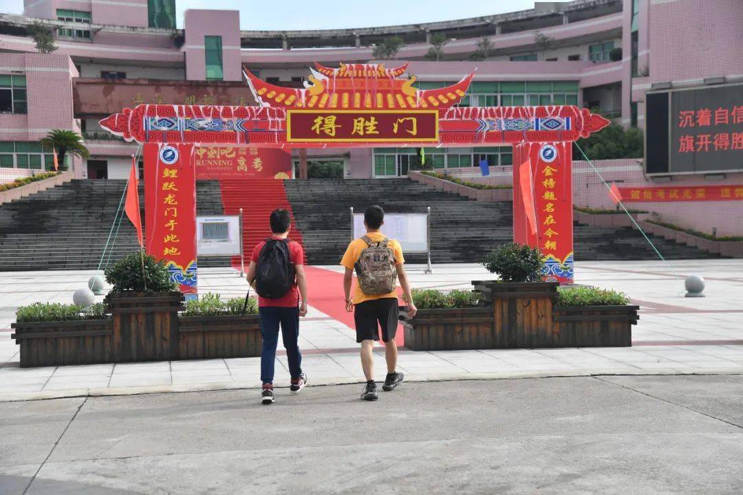 摄/范方斌 在萧山五中的校门口,一道高高的"得胜门"已经伫立在教学楼