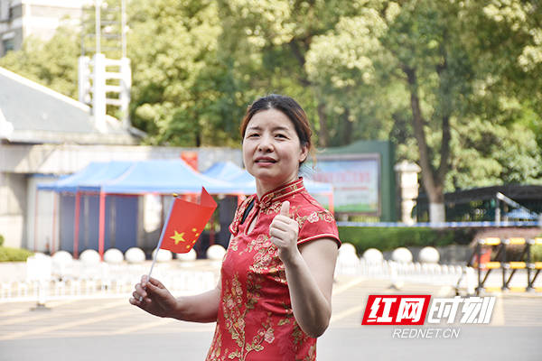 不少妈妈还专门穿了寓意旗开得胜的旗袍,希望能给孩子讨个好彩头.