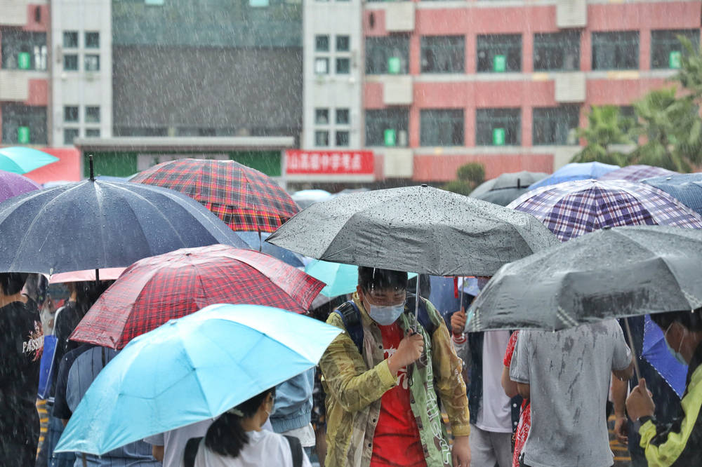 暴雨中的武汉高考:疫情后这点风雨算什么,5.9万学子按时开考