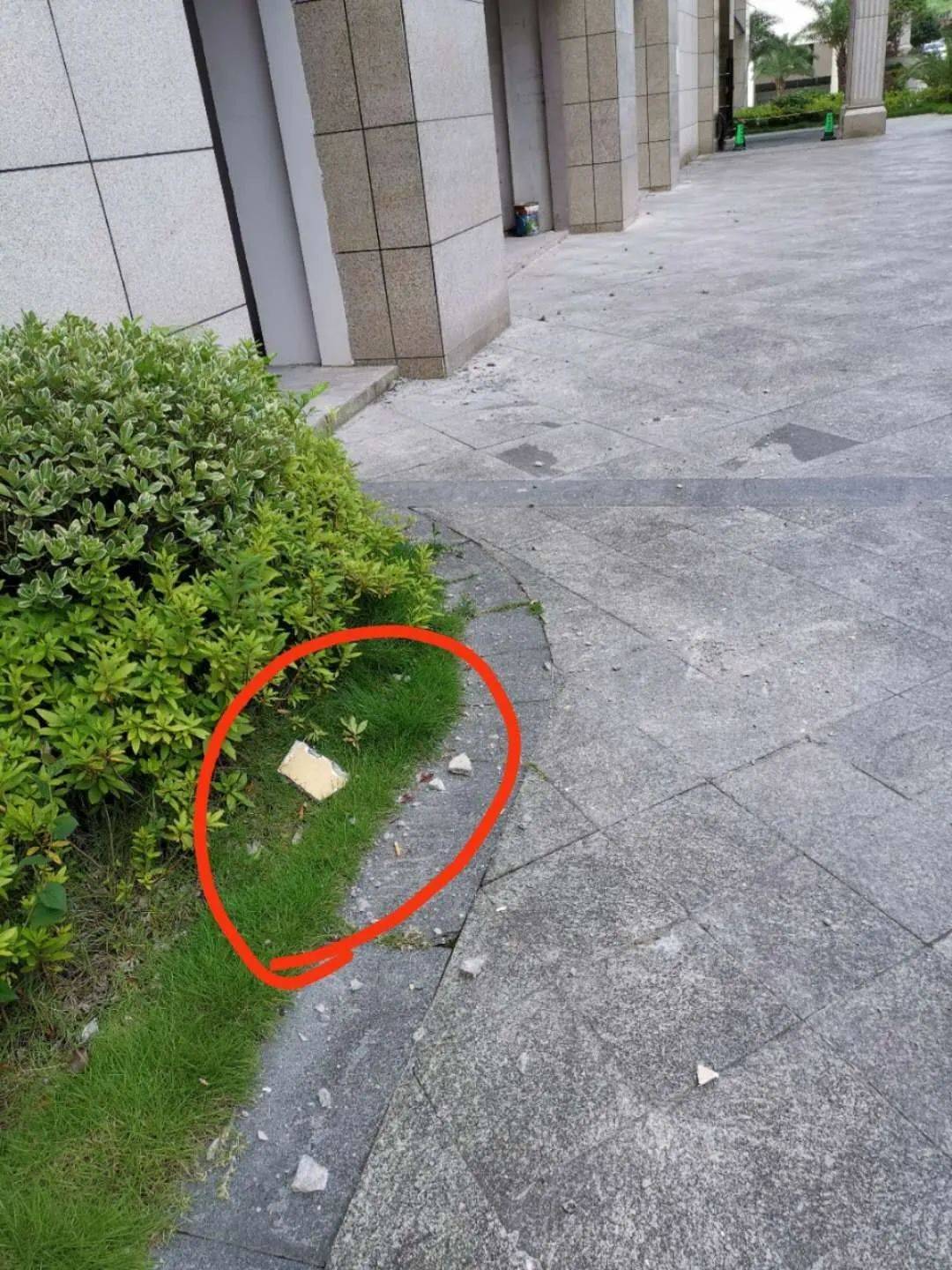 【微友吐槽】开发区一小区电梯房楼顶掉东西,如果砸到人谁负责?