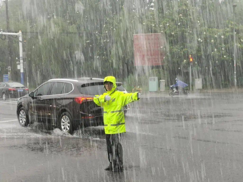 徐小筠在盛桥中心校门口护送学生过斑马线"青交"青年突击队在雨中彻底