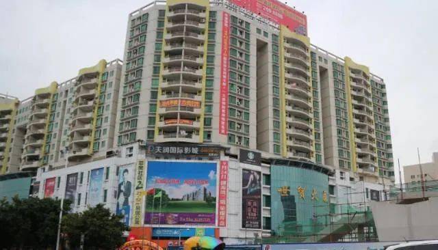 在步行街和爱华广场中间有这么一条小路,我们一般叫它"文化广场".