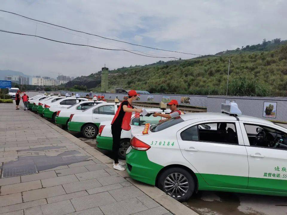 今年,迪欣出租车公司"雷锋的士班"爱心送考车一共10辆,分别在高中考不