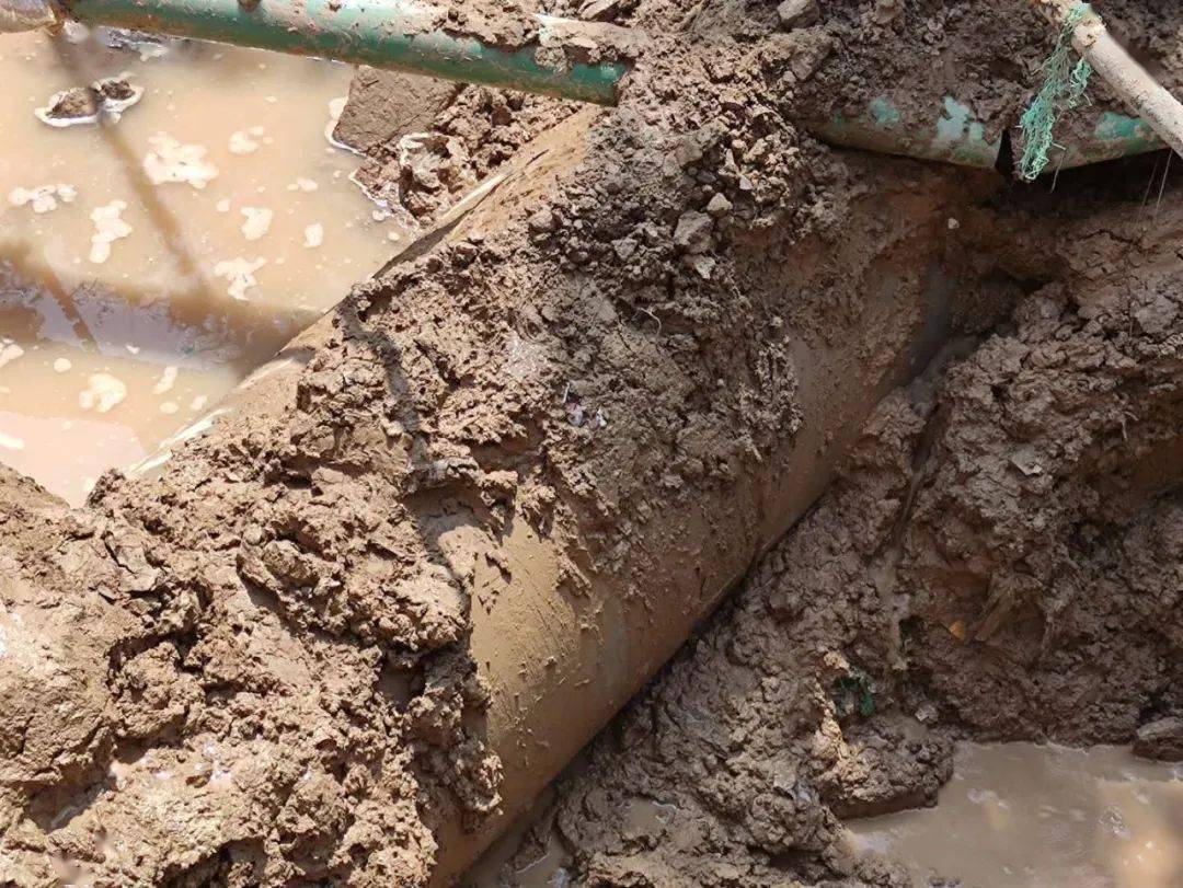 大雨造成污水管道下沉,自来水管道损坏,首创公司紧急抢修