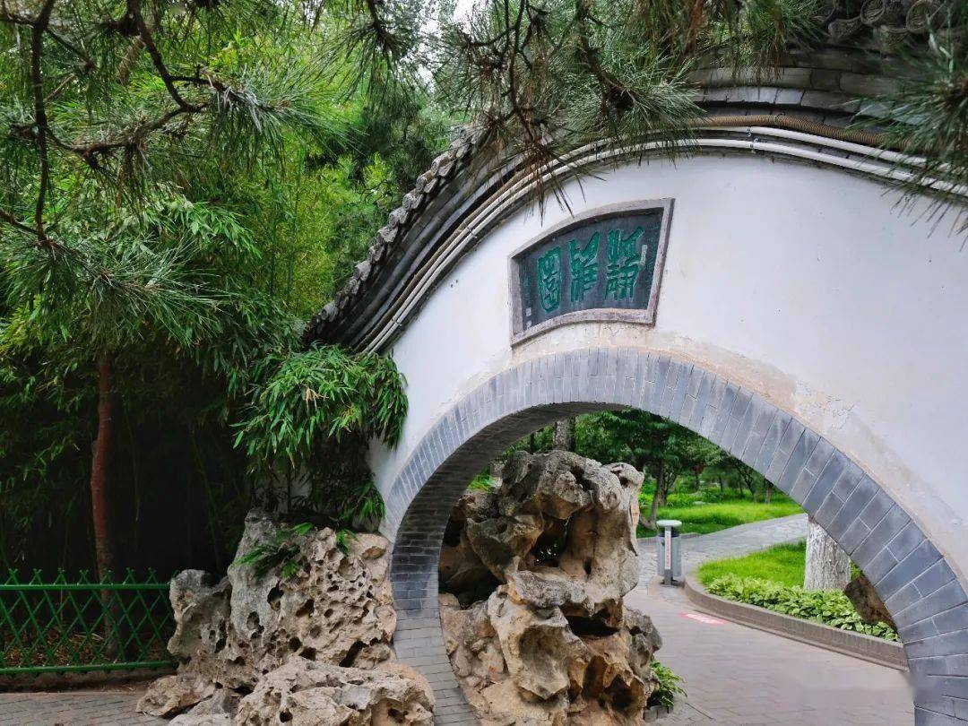 虽然园子面积不大,但是布局十分紧凑合