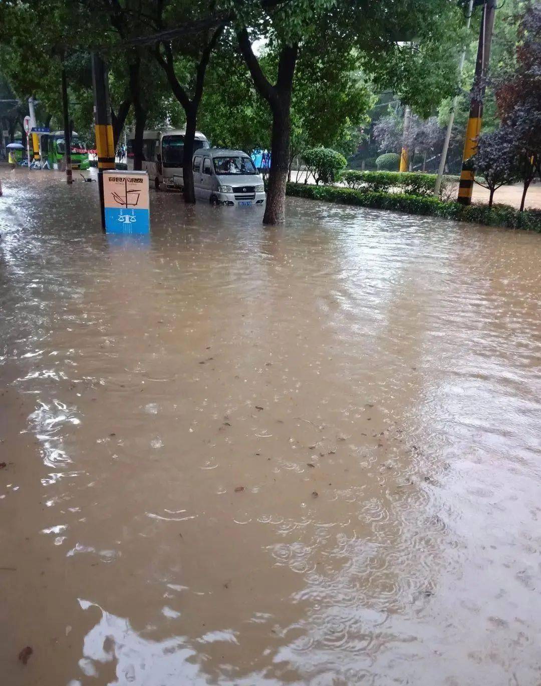 直击现场鄂州遭暴雨袭击开启看海模式全城多处渍水