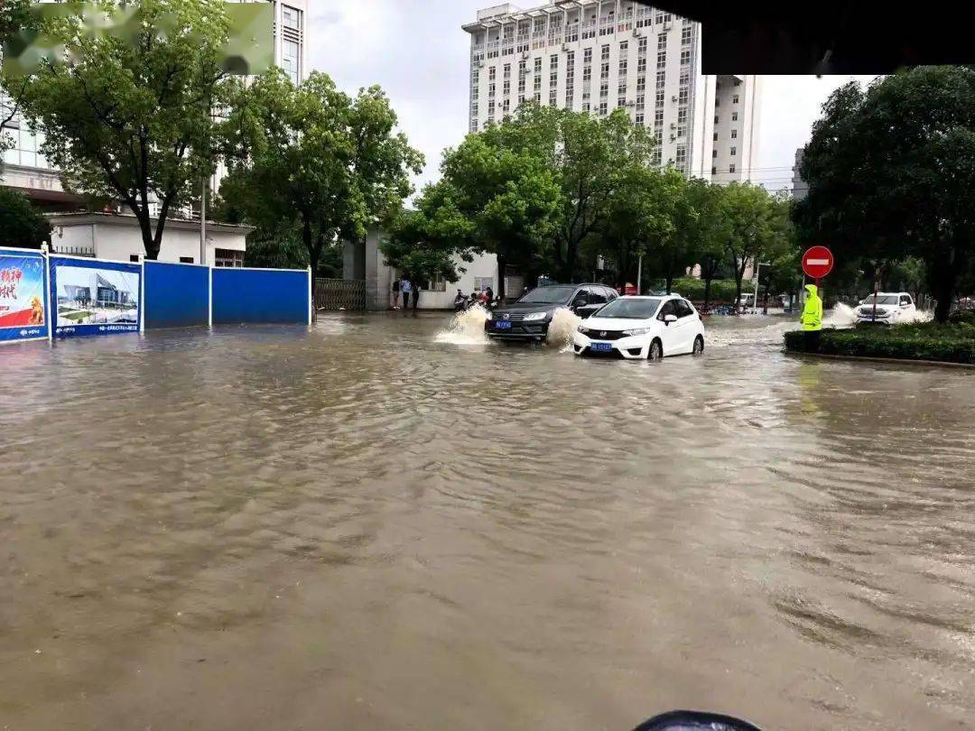 直击现场鄂州遭暴雨袭击开启看海模式全城多处渍水