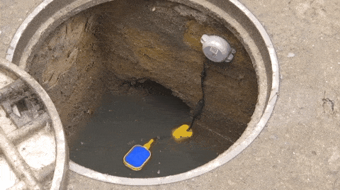 针对性解决积水内涝 在定海昌东新村的口窨井井壁上,一种雨水井满溢