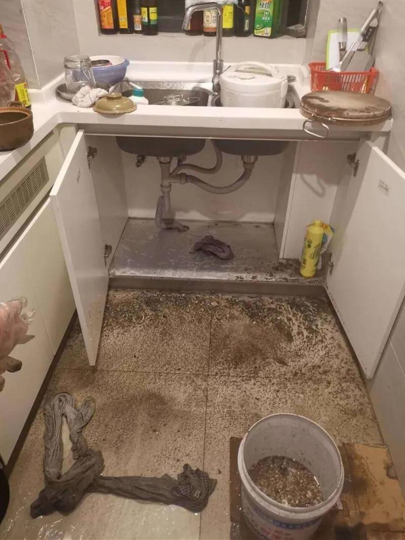 2年前就爆出房质量问题,如今又出现_排水管