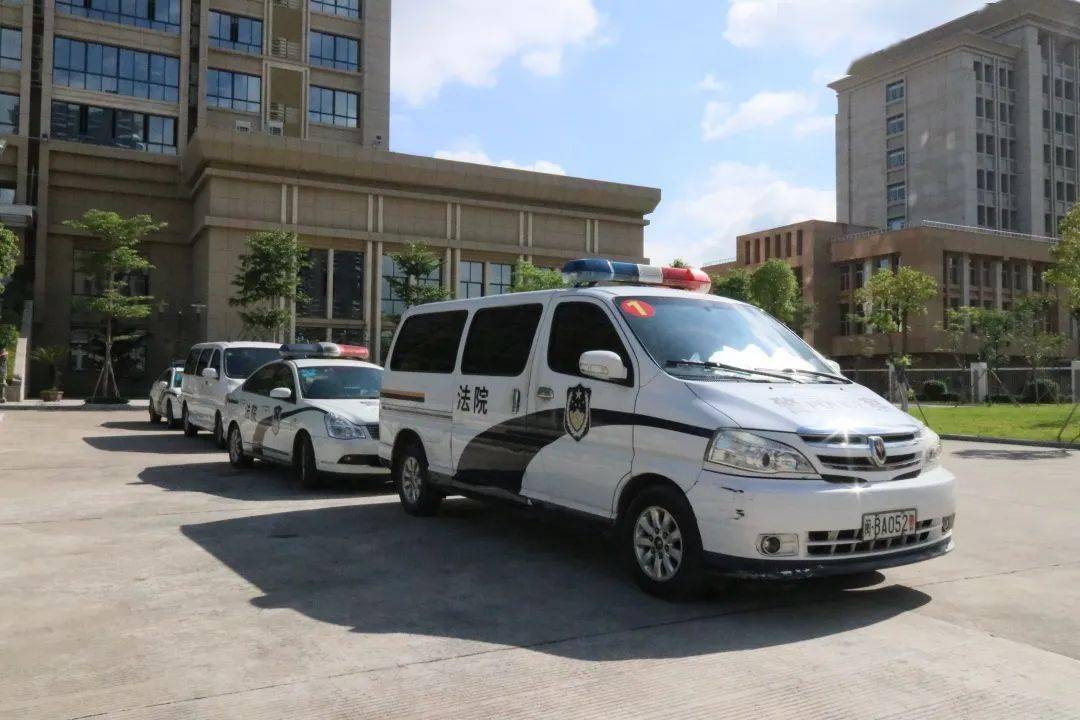 26名干警整装列队,4辆警车蓄势待发,朱建阳书记,曾奋乐院长分别对本次