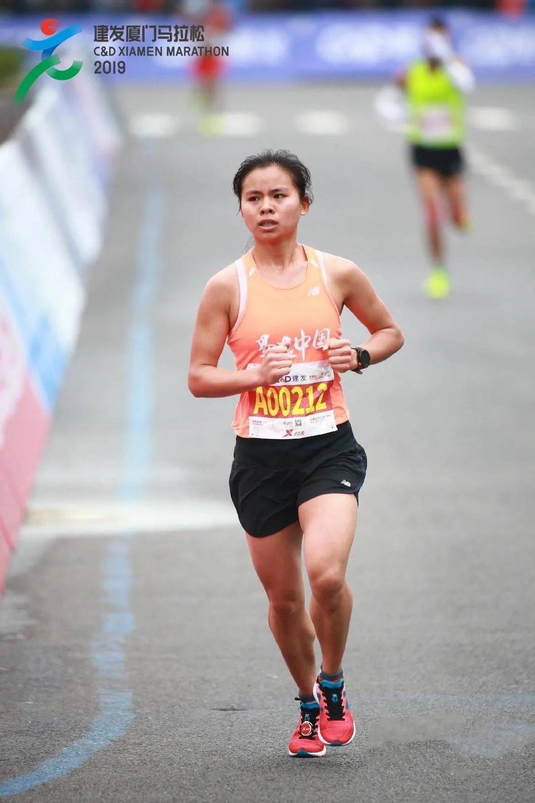 稍早一些的厦门马拉松上,俱乐部另一位小将——贵州姑娘牛丽华的首马