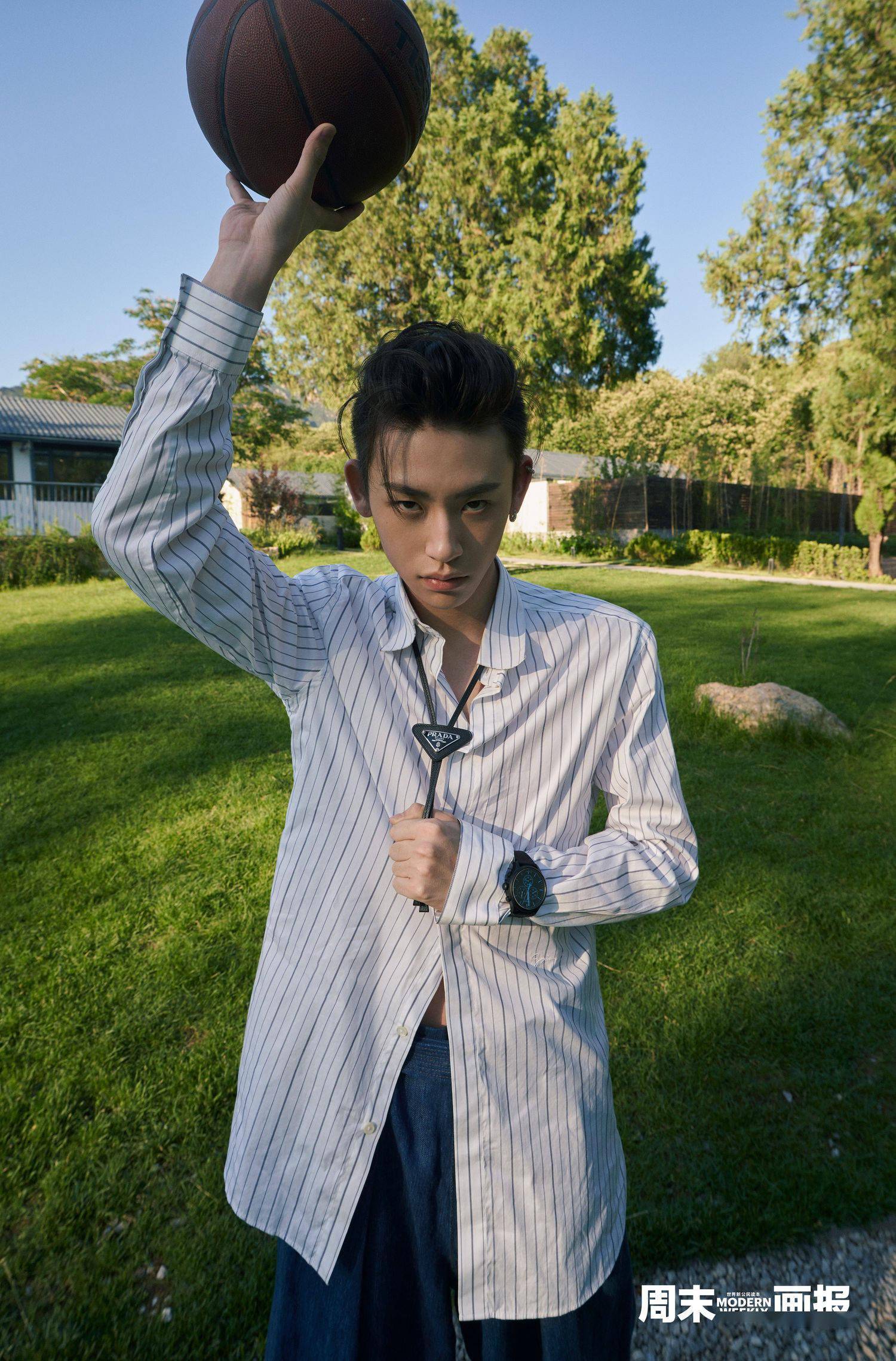 小鬼《周末画报》内页大片公开 完美诠释三种不同风格的人设