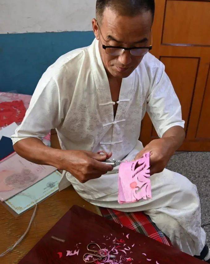 坚守与传承孙学义的剪纸人生