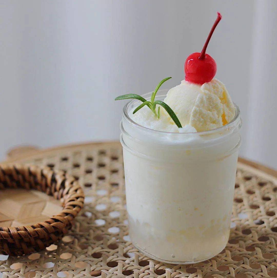 冰爽的香草奶昔,小编奉劝女孩们都要点上一杯!
