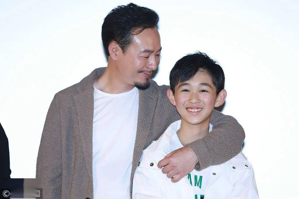 这部片讲述了小男孩顾晓阳与父亲,隔壁的古怪老头之间温馨又苦涩的