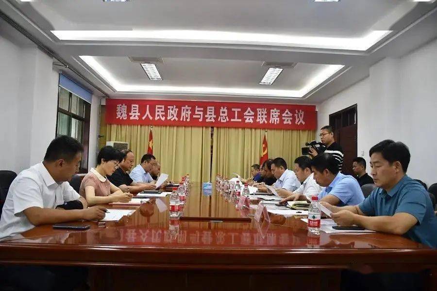 7月6日下午,县政府副县长刘忠良在政府常务会议室,主持召开县政府与县