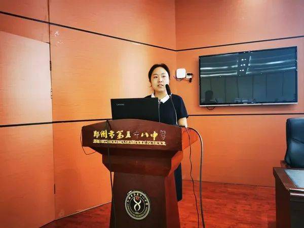 物理组:赵婷老师从九年级的物理教学中,反思了经验教学的不足.