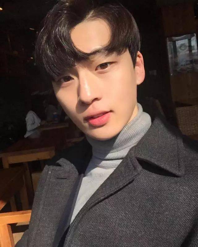 今夏流行小奶狗发型比两侧铲光更自然帅气