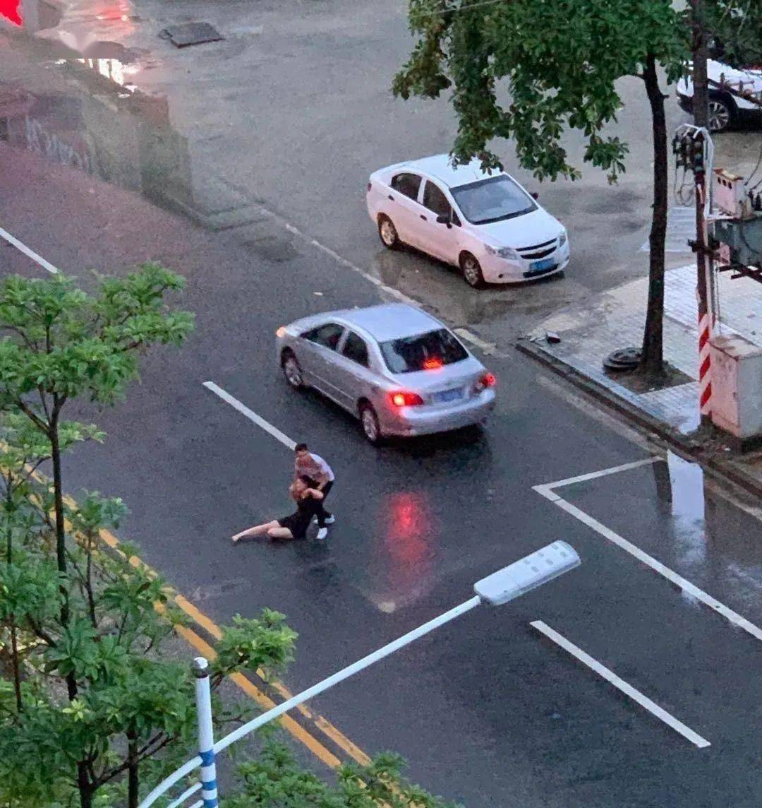 潮汕一对男女当街争吵女子多次试图冲向马路寻死