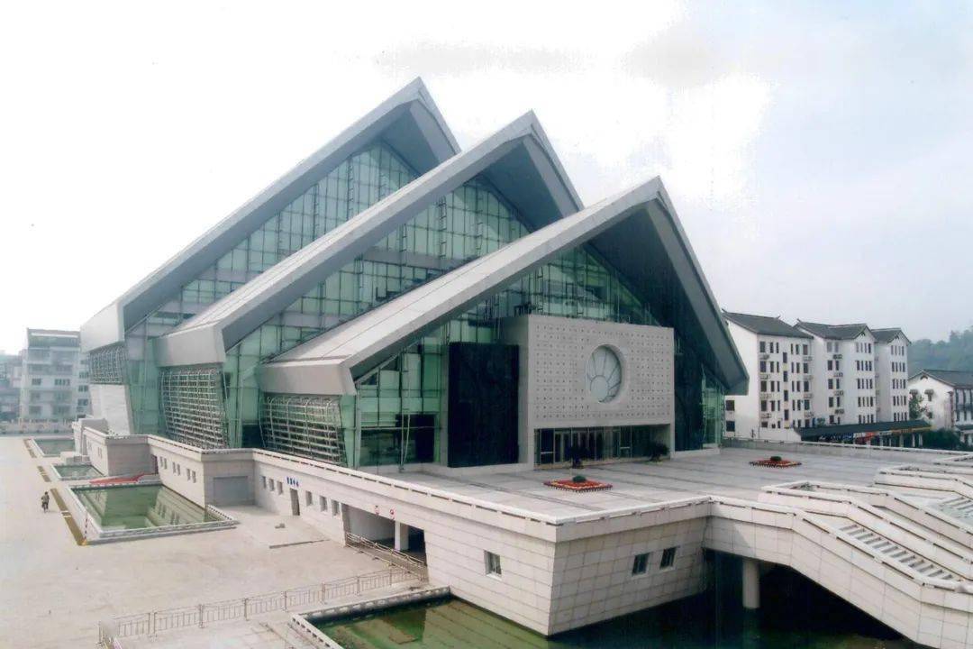 查看答案徐州音乐厅许州音乐厅12.下图为哪座剧院?