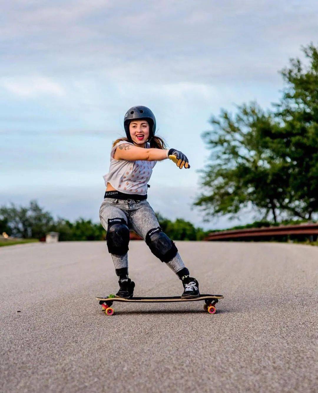 因为滑板一般都非常窄(通常8英寸宽),而且轮子也很小,适合在滑板公园