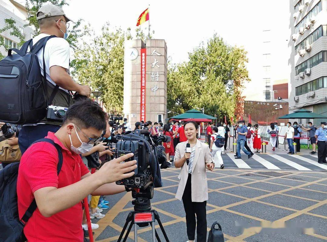 郝媛卓 摄7月7日,江苏省泰州市机电学院考点,考生们抵达考场.