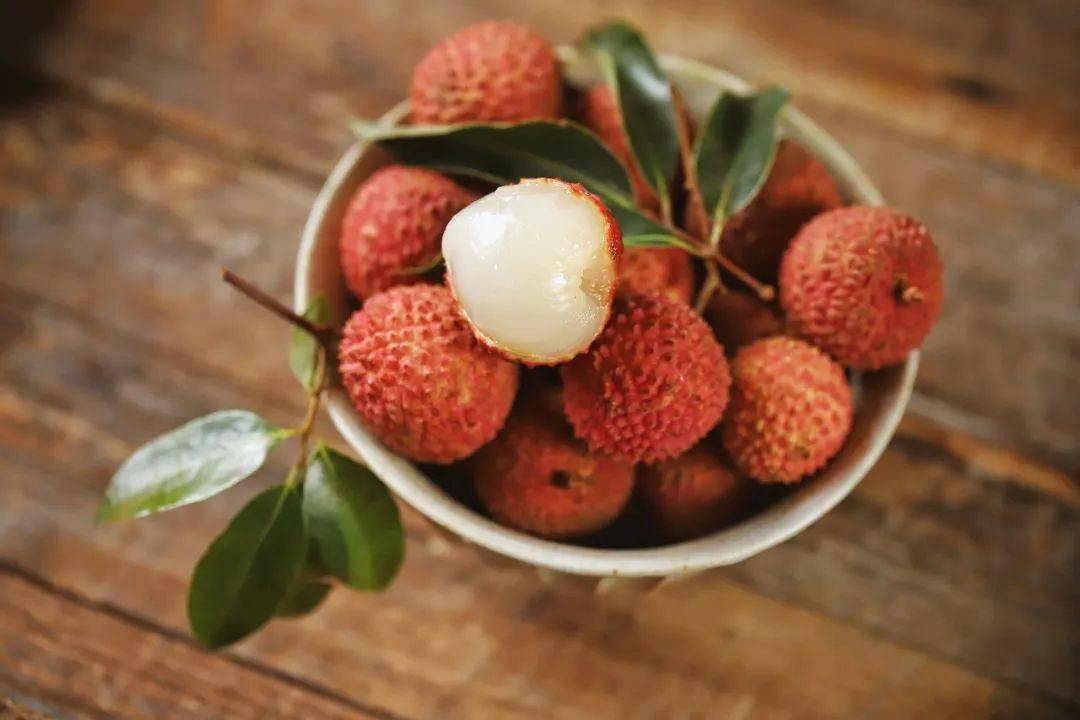 最直白火辣的荔枝广告:"平生嗜荔如嗜色,情人之眼皆西施"