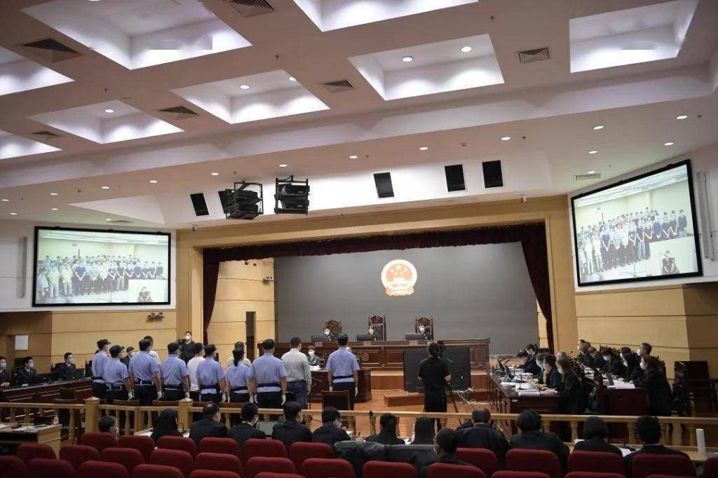 34人涉嫌犯组织,领导,参加黑社会性质组织等罪一案一审开庭_颜锦