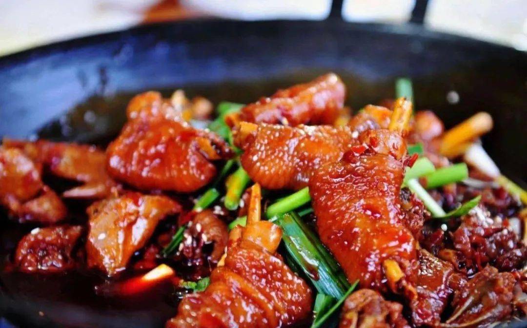 农家大公鸡,柴火炖羊肉红烧大鲤鱼,葱爆土鸡蛋…还有烤全羊,烤羊腿,烤