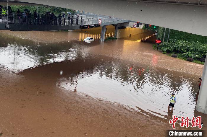 重庆突降暴雨 一低洼路段被水淹没